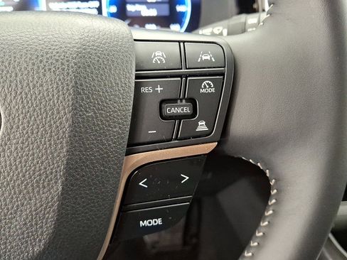 Certified 2025 Toyota Crown Signia image 18