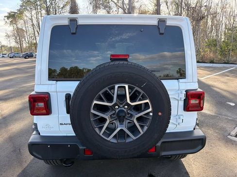 Used 2025 Jeep Wrangler Unlimited Sahara AWD/4WD image 8