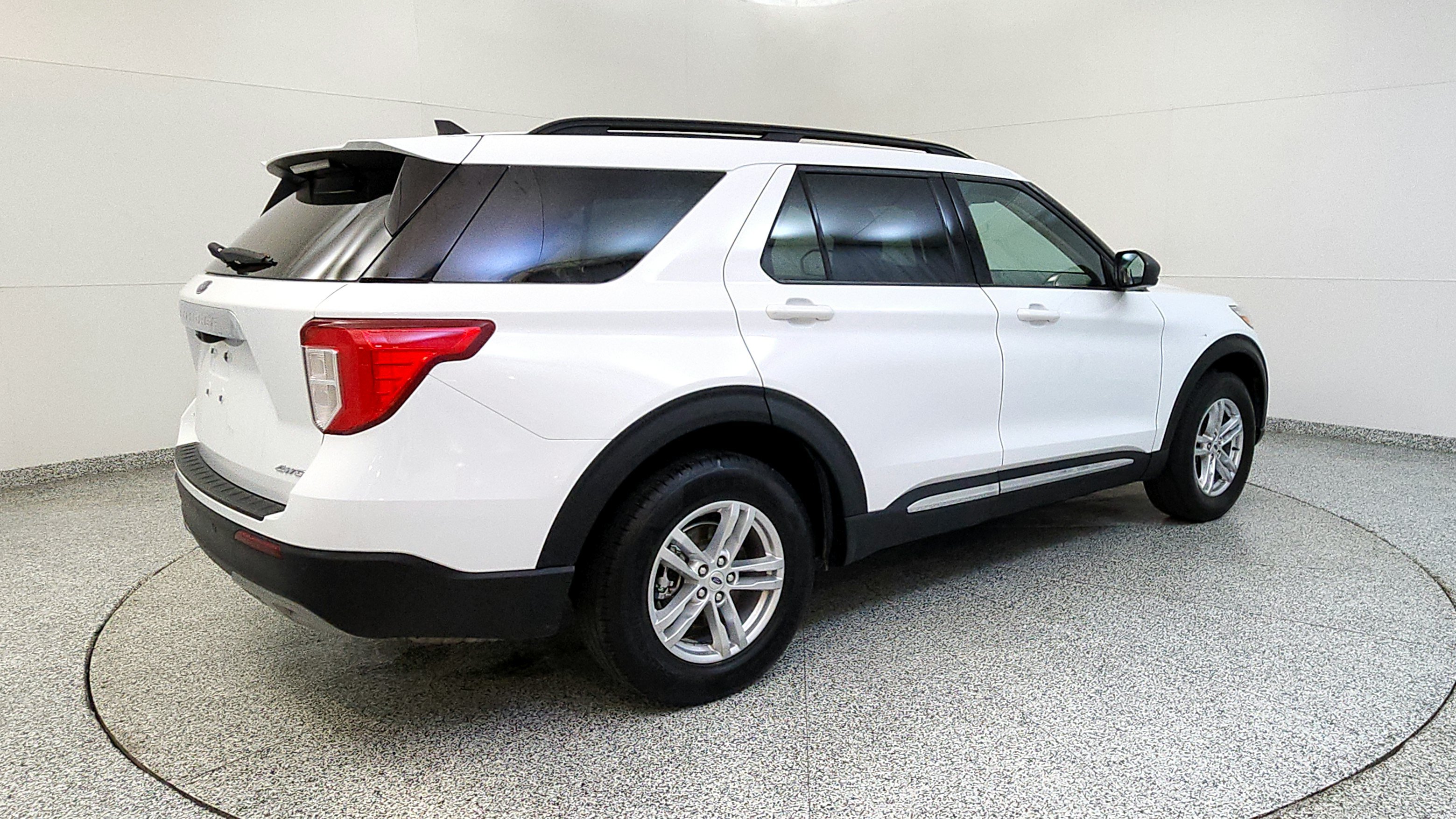 Used 2023 Ford Explorer XLT w/ Equipment Group 202A AWD/4WD image 7