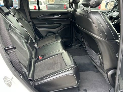 Used 2023 Jeep Grand Cherokee Altitude image 15