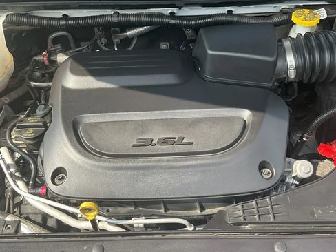 Used 2024 Chrysler Pacifica Touring-L FWD image 16