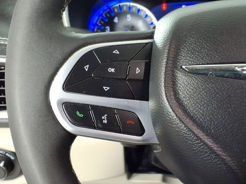 Used 2023 Chrysler Pacifica Touring-L image 17