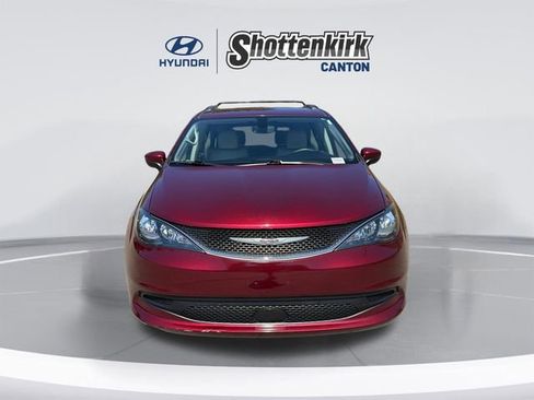 Used 2021 Chrysler Voyager Lxi image 2