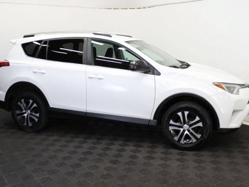 Used 2017 Toyota RAV4 LE AWD/4WD image 4