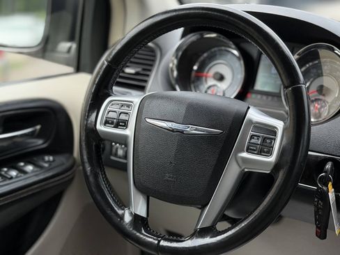 Used 2012 Chrysler Town & Country Touring-L w/ Entertainment Group #2 FWD image 22