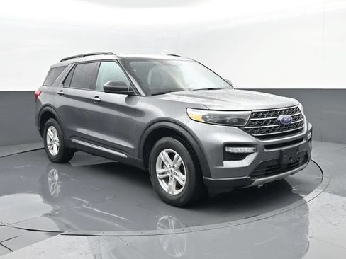 Used 2023 Ford Explorer XLT w/ Equipment Group 202A AWD/4WD image 3