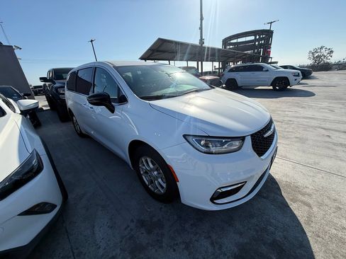 Used 2026 Chrysler Pacifica Select FWD image 3
