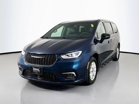 Used 2025 Chrysler Pacifica Select FWD image 4