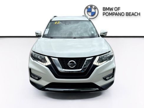 Used 2017 Nissan Rogue SL image 2