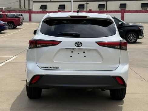 Used 2023 Toyota Highlander L FWD image 5