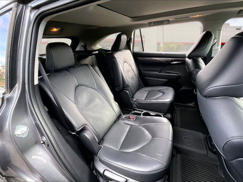 Used 2023 Toyota Highlander Platinum image 25