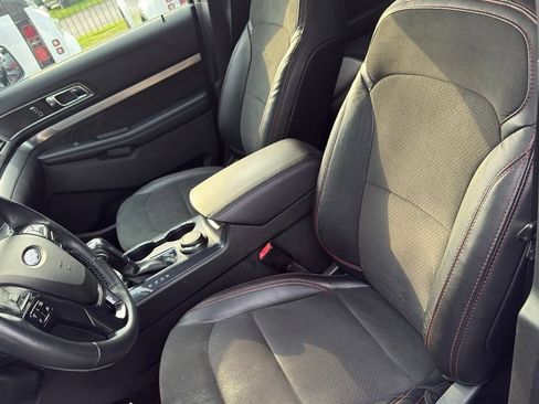 Used 2018 Ford Explorer XLT w/ Equipment Group 202A AWD/4WD image 11
