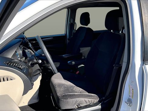 Used 2018 Dodge Grand Caravan SE w/ UConnect Hands-Free Group image 23