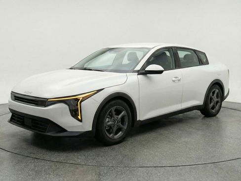 Used 2025 Kia K4 LXS image 3