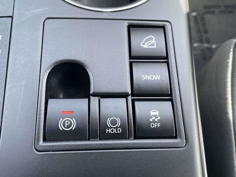 Used 2023 Toyota Highlander XLE AWD/4WD image 39