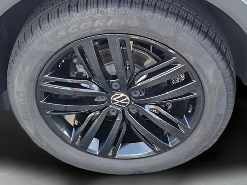 Certified 2022 Volkswagen Tiguan SE R-Line FWD image 31