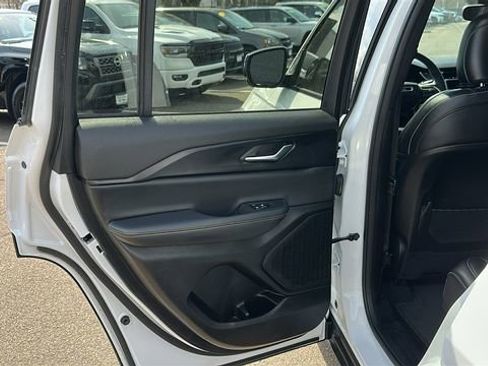 Used 2023 Jeep Grand Cherokee Altitude image 21