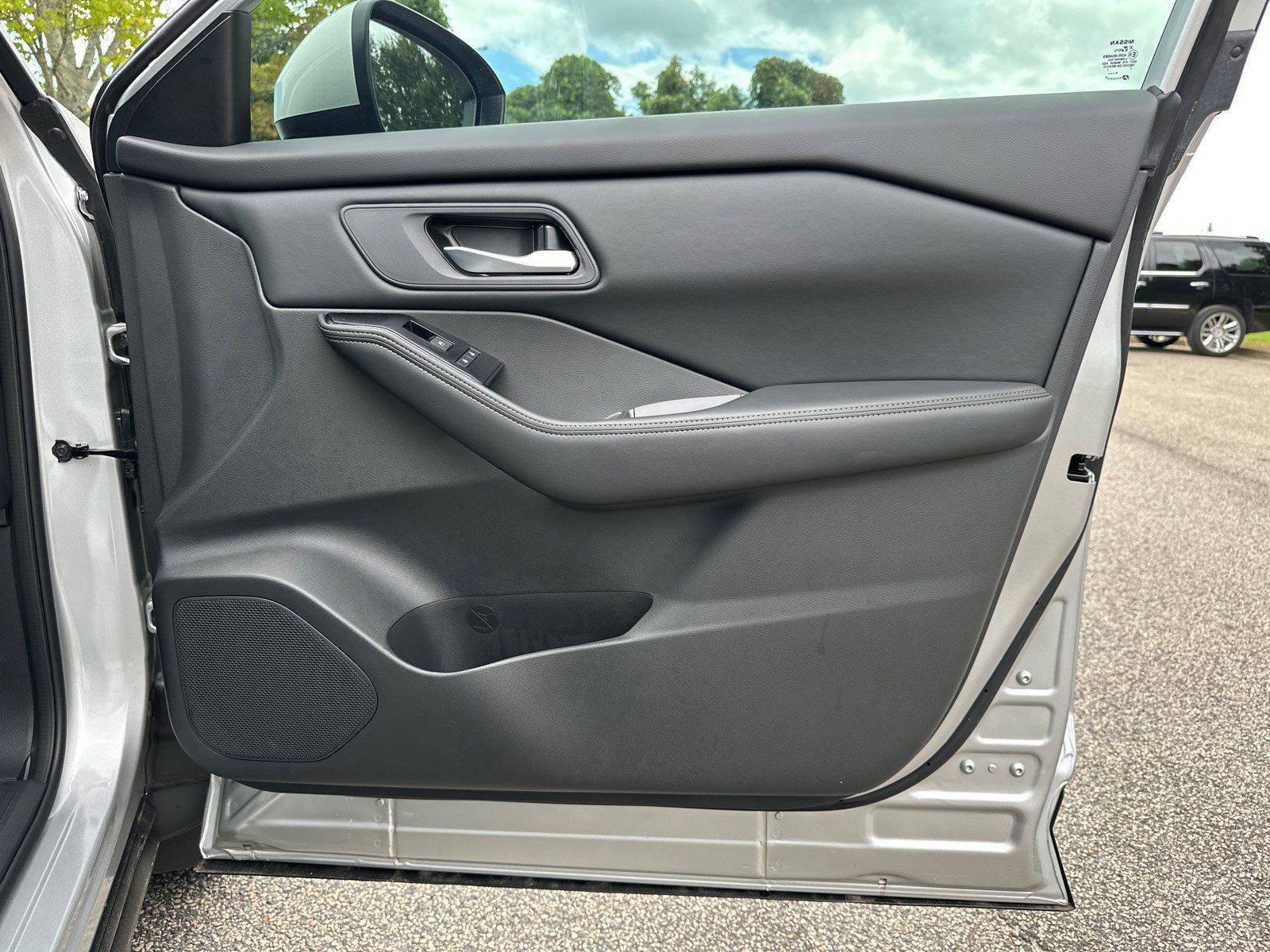Used 2025 Nissan Rogue SV FWD image 15