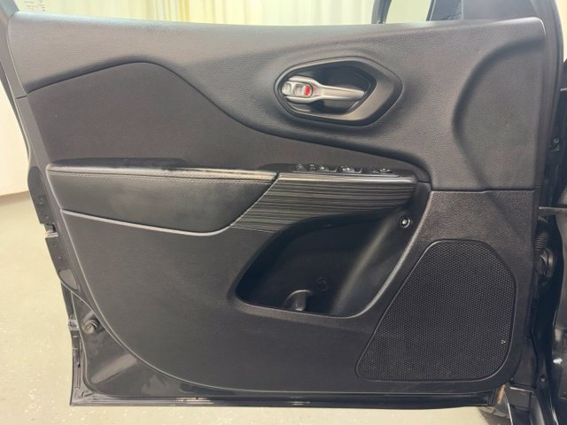 Used 2015 Jeep Cherokee Latitude w/ Cold Weather Group AWD/4WD image 11