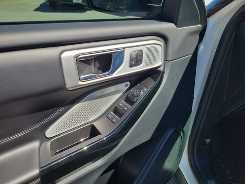 Used 2024 Ford Explorer Platinum w/ Technology Package AWD/4WD image 17