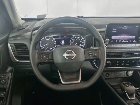 Used 2025 Nissan Rogue S FWD image 18