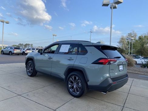 Used 2022 Toyota RAV4 XLE Premium image 8