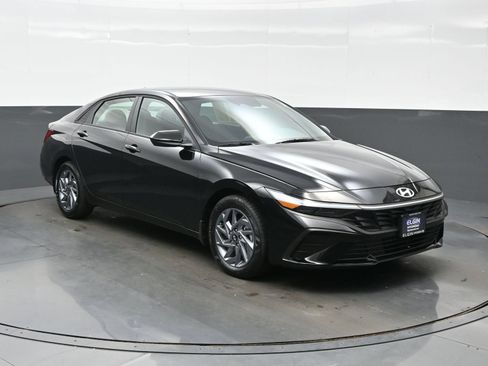 Certified 2026 Hyundai Elantra Hybrid FWD image 8
