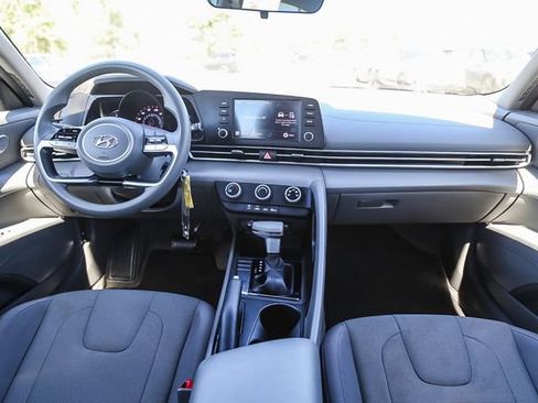 Certified 2023 Hyundai Elantra SE FWD image 13