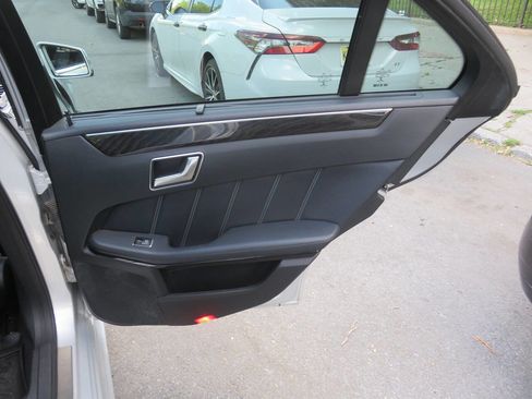 Used 2014 Mercedes-Benz E 550 4MATIC Sedan image 30