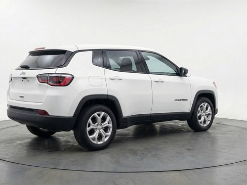 Used 2025 Jeep Compass Latitude AWD/4WD image 9