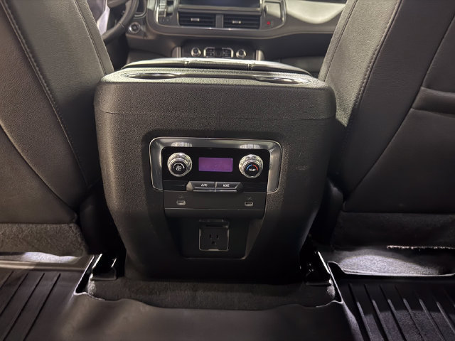 Used 2023 GMC Yukon XL SLT AWD/4WD image 22