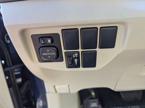 Used 2015 Toyota Prius Three image 14