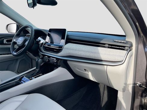 Certified 2022 Jeep Compass Latitude image 26