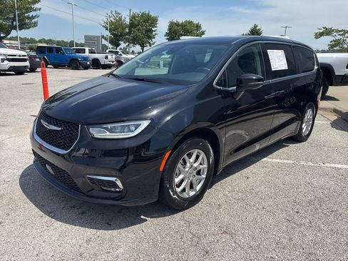 Used 2024 Chrysler Pacifica Touring-L FWD image 13