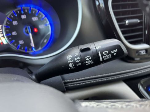 Used 2021 Chrysler Pacifica Touring-L image 27