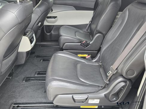 Used 2022 Kia Carnival LX FWD image 11