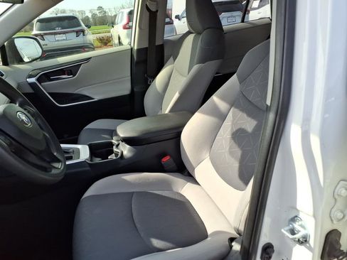 Used 2019 Toyota RAV4 XLE w/ Convenience Package image 17