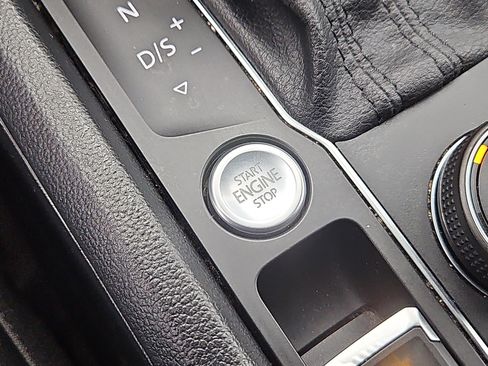 Used 2018 Volkswagen Atlas SEL Premium image 20