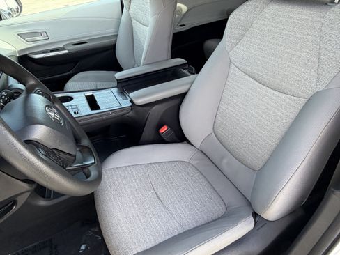 Certified 2025 Toyota Sienna LE FWD image 28
