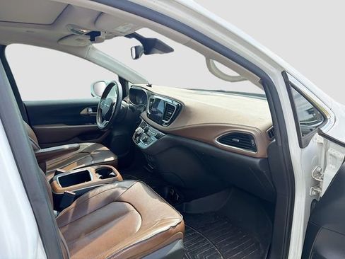 Used 2017 Chrysler Pacifica Limited w/ UConnect Theater Package FWD image 15