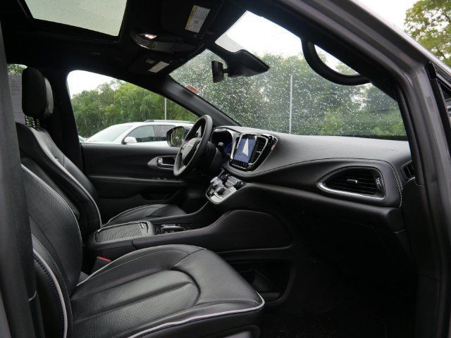 Used 2025 Chrysler Pacifica Limited FWD image 8