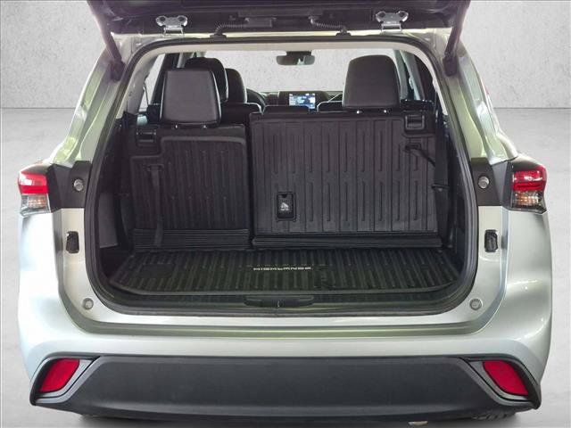 Used 2021 Toyota Highlander XLE AWD/4WD image 6
