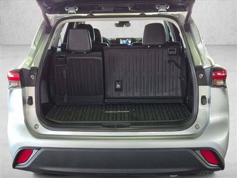 Used 2021 Toyota Highlander XLE AWD/4WD image 6