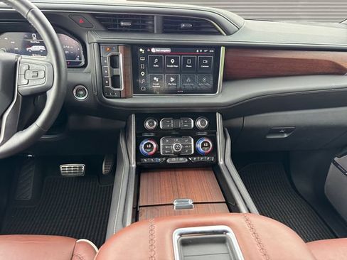 Used 2024 GMC Yukon Denali Ultimate AWD/4WD image 12