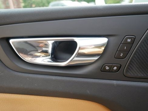 Used 2019 Volvo XC60 T5 Momentum w/ Multimedia Package AWD/4WD image 14