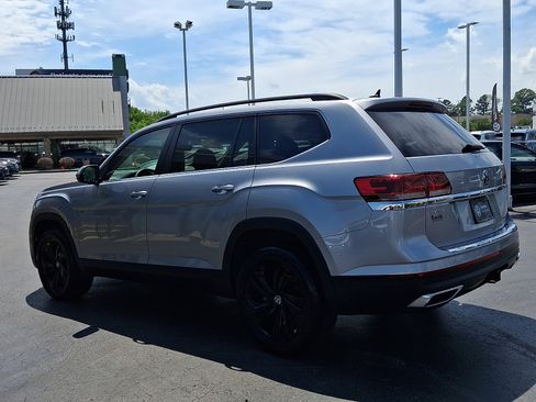 Used 2023 Volkswagen Atlas SE w/ Black Wheel Package FWD image 4