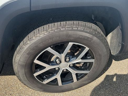 Certified 2025 Jeep Grand Cherokee L Limited w/ Luxury Tech Group II AWD/4WD image 14
