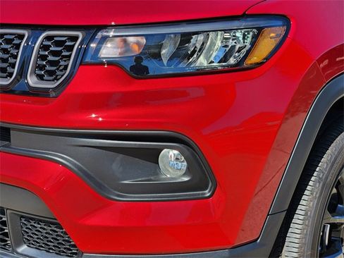 Used 2026 Jeep Compass Latitude image 8