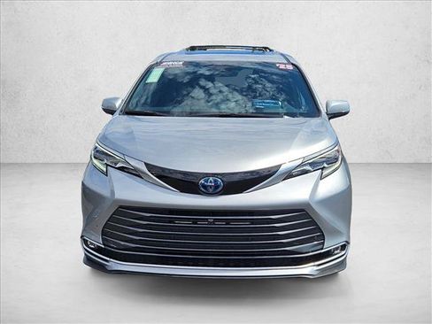 Used 2025 Toyota Sienna Platinum AWD/4WD image 2