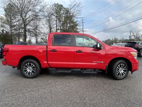 Used 2024 Nissan Titan SV w/ SV Convenience Package image 2